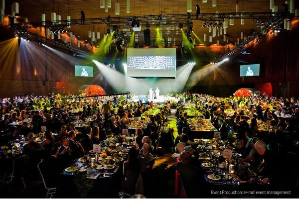 A full banquet under the lantern ceiling